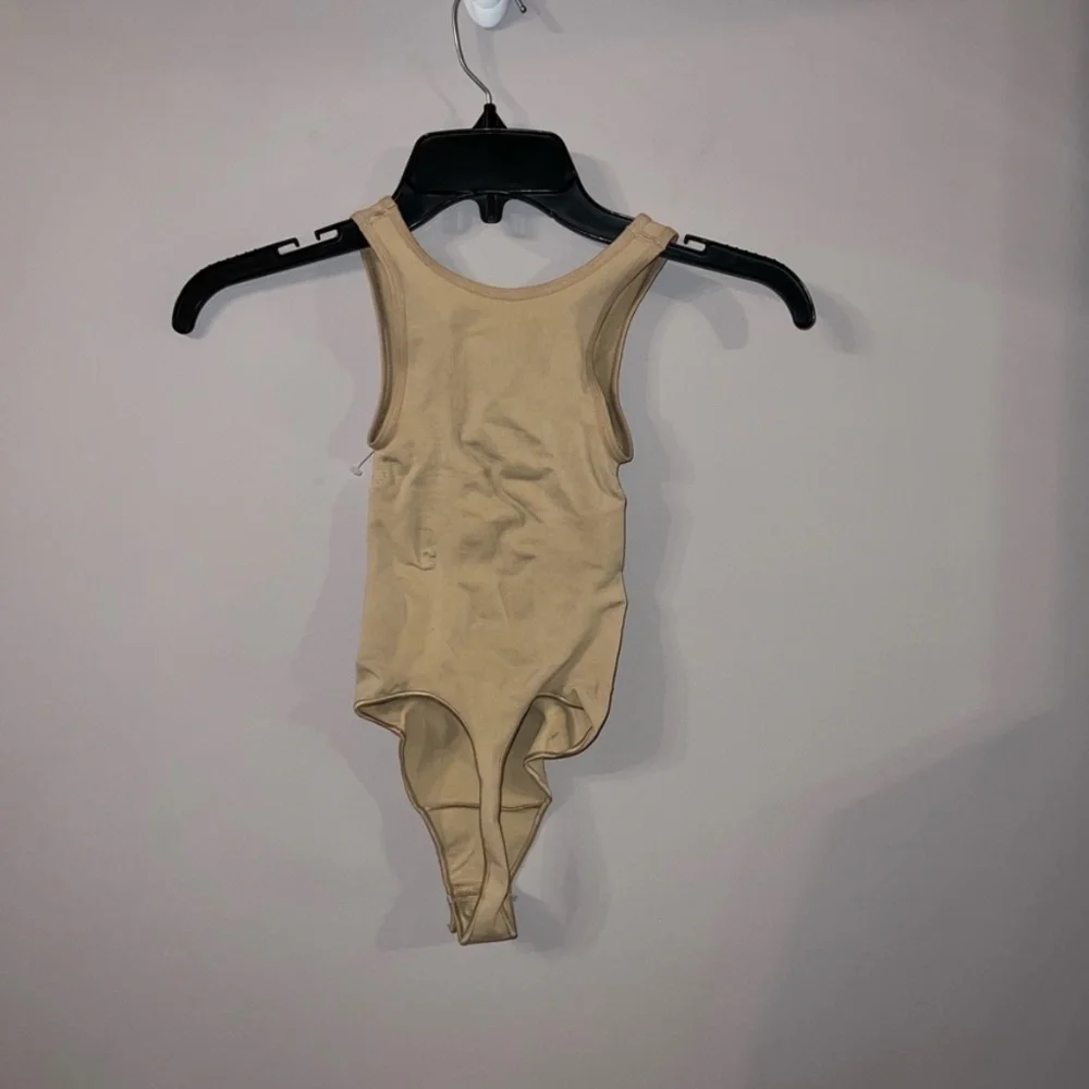 SKIMS SCOOP NECK THONG BODYSUIT CLAY BEIGE XS